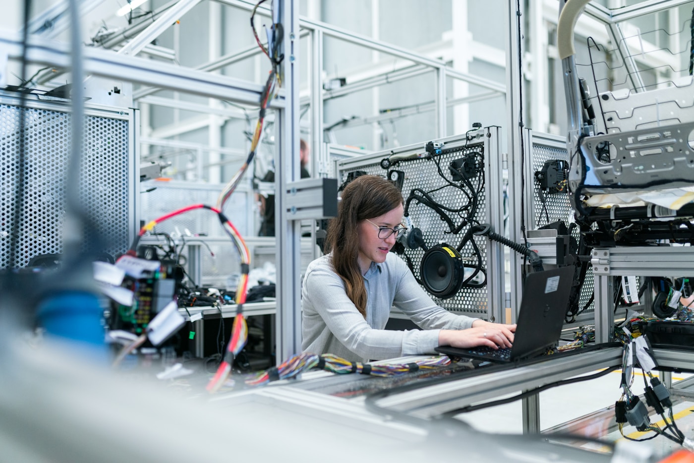 Automotive robotic assembly line with industrial robot arm